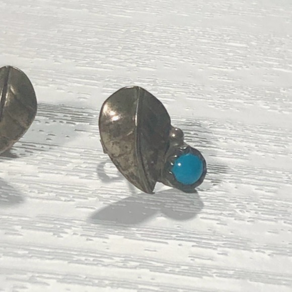 Vintage Indigenous Silver Tone Faux Turquoise Leaf Shaped Nature Earrings - Picture 3 of 8